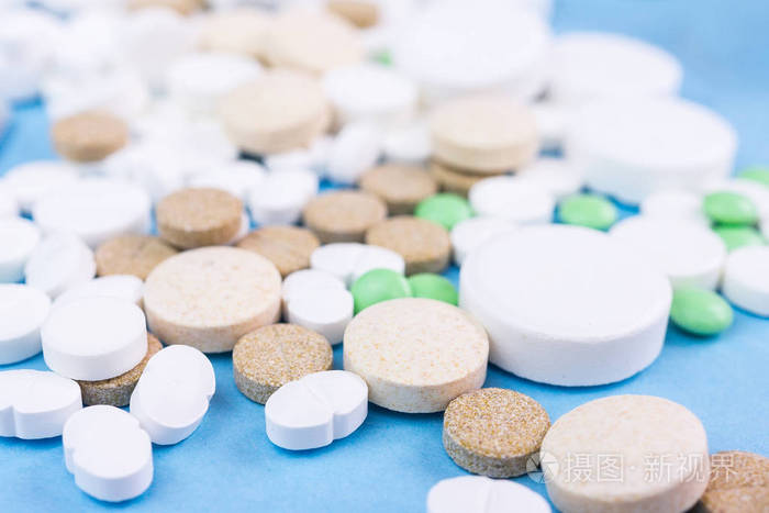 藍色背景下的醫藥劑型藝術 藥丸、片劑、膠囊與栓劑的商業影像呈現